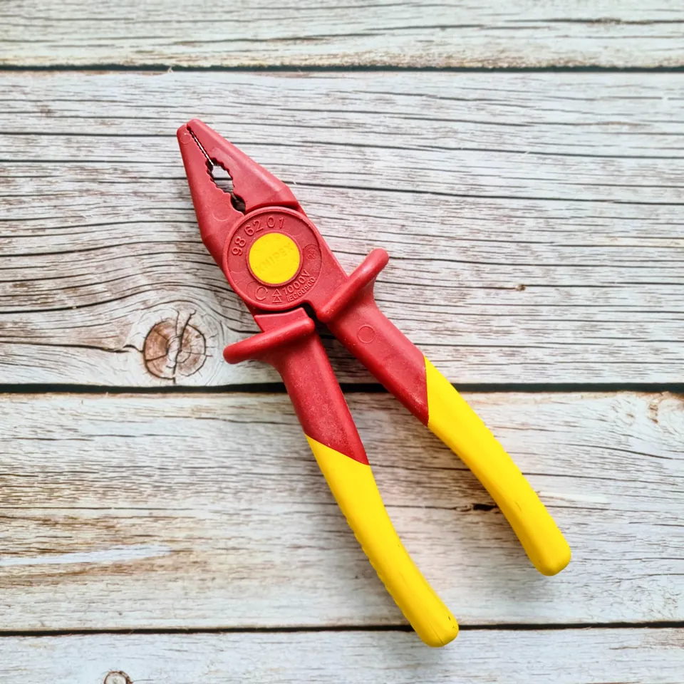 Kìm Nhựa Đa Năng Cách Điện 1000 Volt Knipex 98 62 01 Chống Đoản Mạch